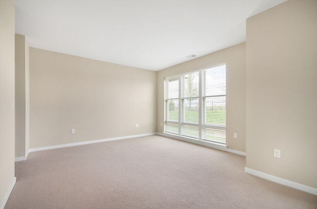 Building Photo - Two Bedroom Luxury Apartment (Elevator Bui...