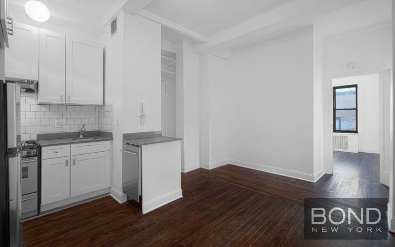 Building Photo - 19 W 69th St