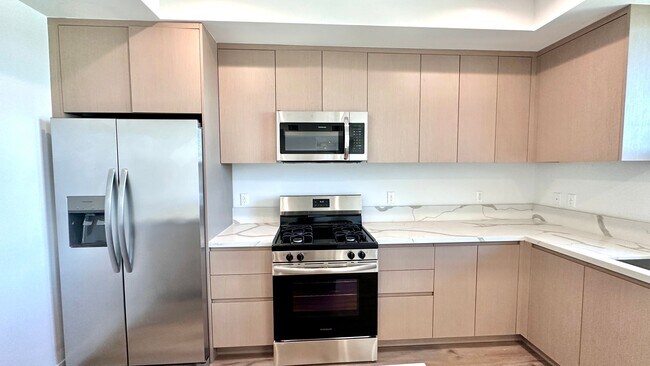 Building Photo - Top Floor 2-Bedroom with Quartz Counters &...