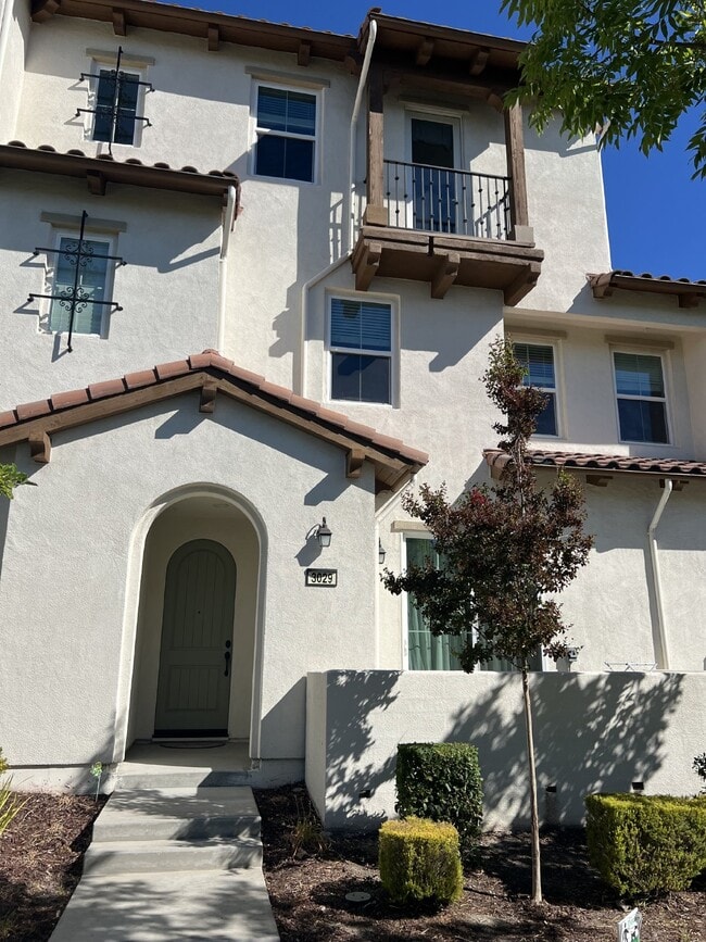 Primary Photo - Gorgeous 3 Bed, 2.5 Bath Condo in Perfect ...