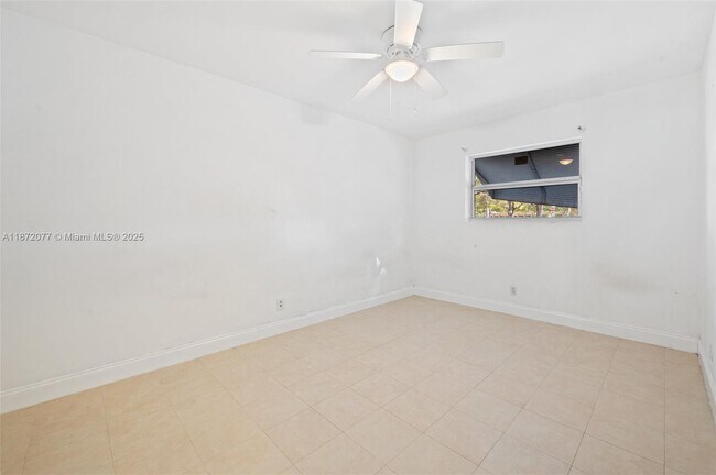 Building Photo - 3812 N Circle Dr