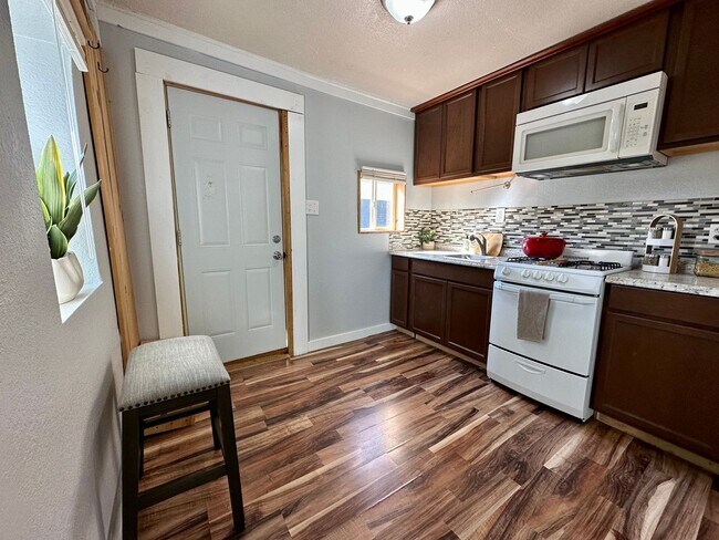 Building Photo - 1 bed, 1 bath home for rent in quiet Water...
