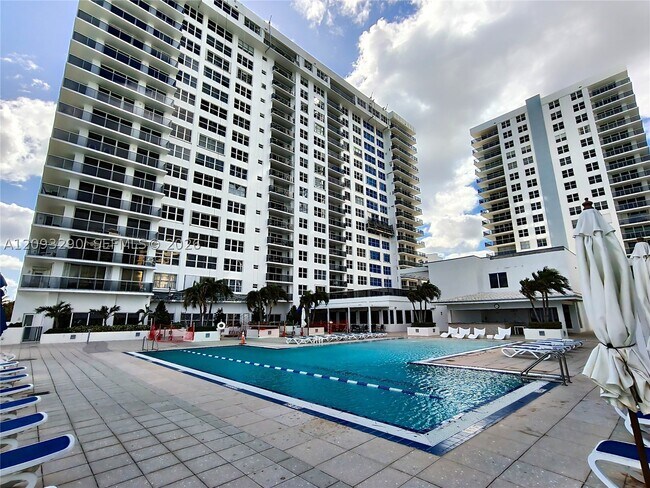 Building Photo - 2751 S Ocean Dr