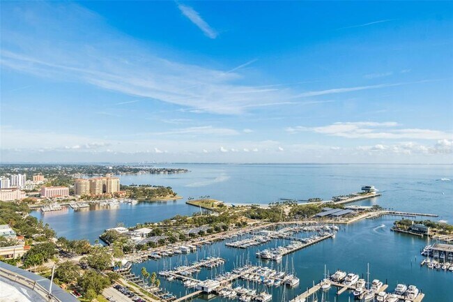 Building Photo - 1 Beach Dr SE