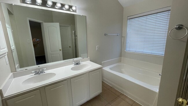 Building Photo - Beautiful single story home with community pool off Harmon