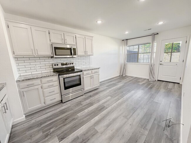 Building Photo - Available Now!  3 Bedroom, 2 Bathroom in Prime Bentonville Location, w/ Garage and Fenced-in Back...