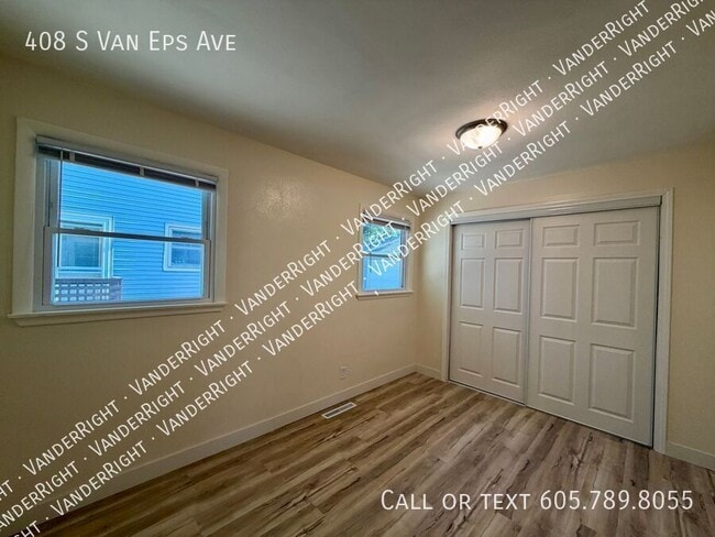 Building Photo - 408 S Van Eps Ave