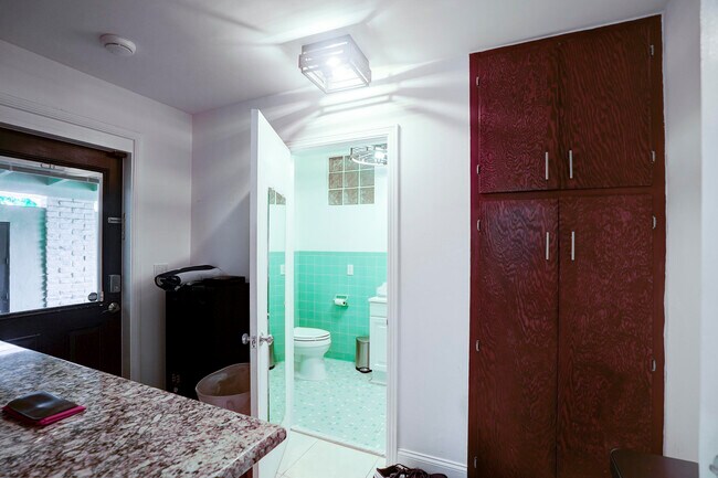 Building Photo - 216 32nd St