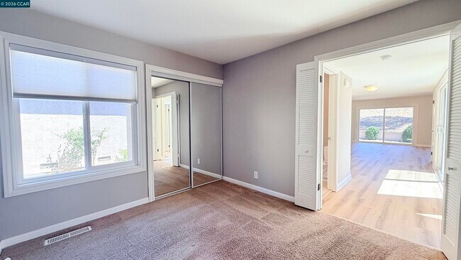 Building Photo - 750 N Paradise Valley Ct