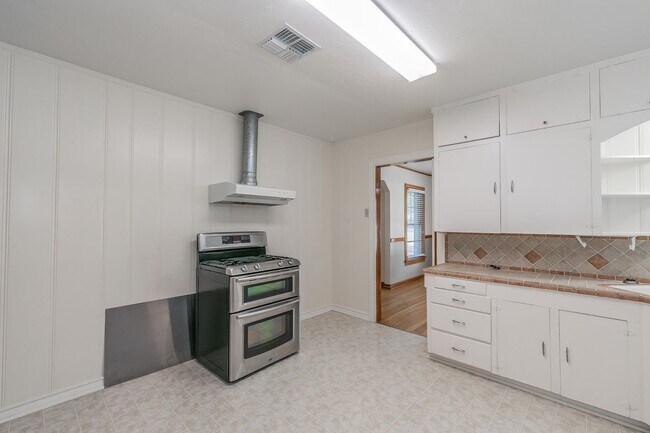 Building Photo - Charming 3 Bed, 1 Bath Cottage Near Oakhur...