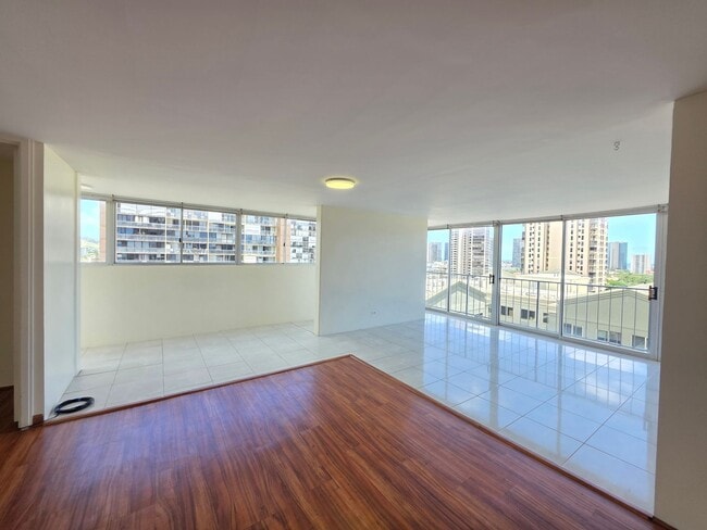 Building Photo - AVAILABLE NOW! Spacious and bright 2 bed, 2 bath, 1 parking unit on Ward Ave