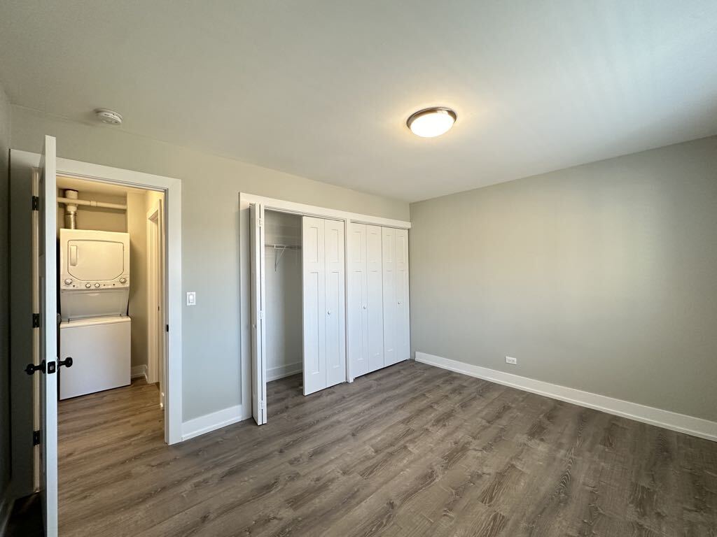 Building Photo - 533 W Surf St