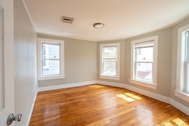 Building Photo - 716 Lawrence St