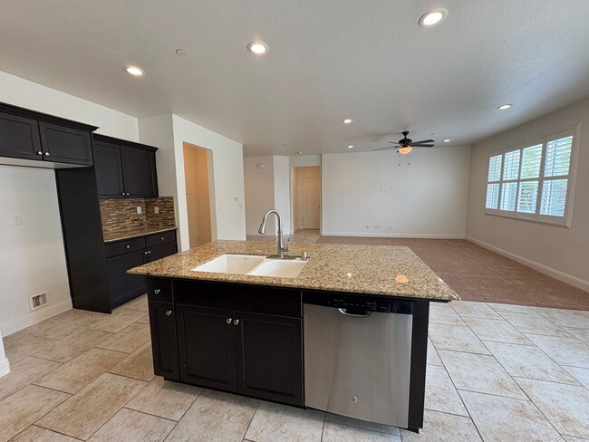 Building Photo - 3 Bedroom Home located NW Visalia!