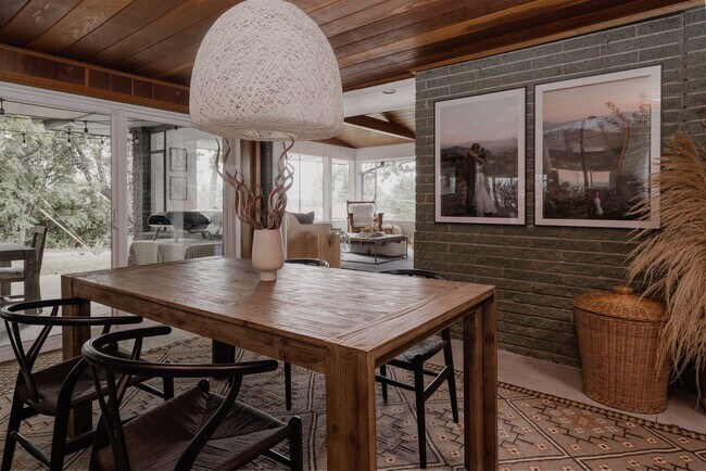 Building Photo - Chic 3BD, 3BA Mid-Century Home in Wheat Ri...