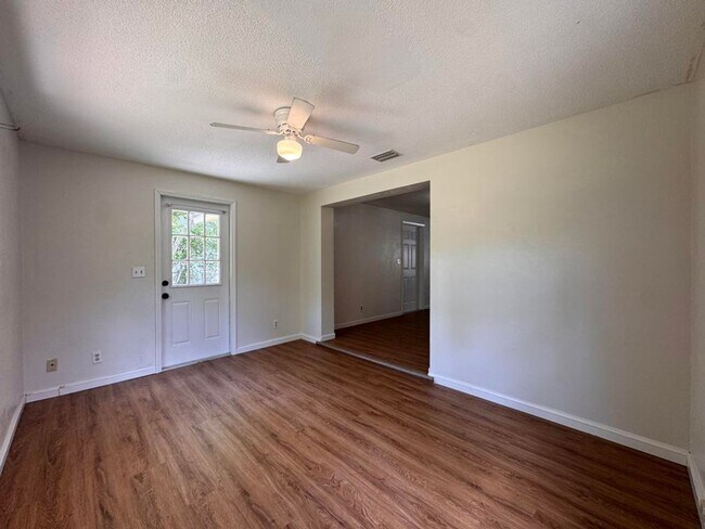 Building Photo - Updated 2 bedroom in South Daytona