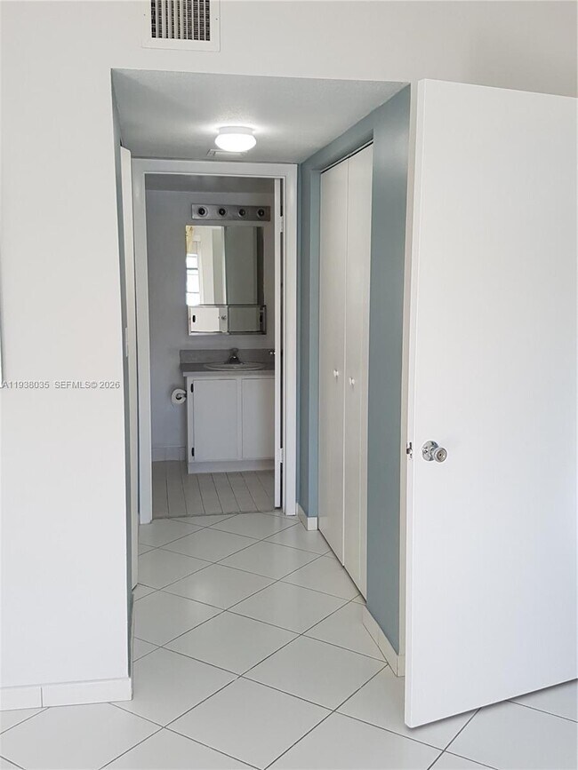 Building Photo - 2600 Collins Ave