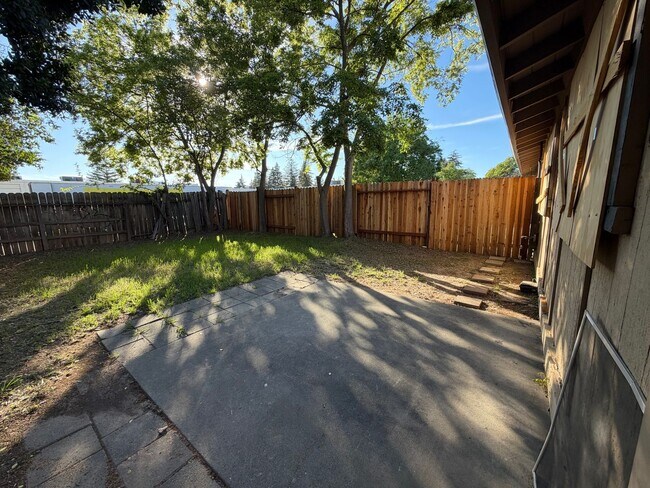 Building Photo - Fully Renovated 2-Bedroom Home with Spacious Layout in Prime Fair Oaks Location