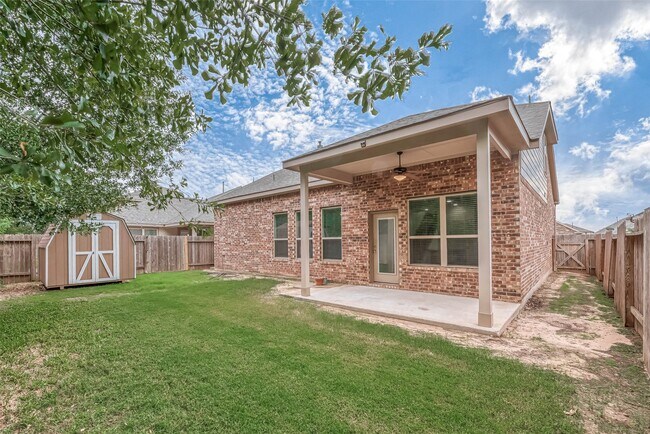 Building Photo - 2261 Oak Cir Dr N