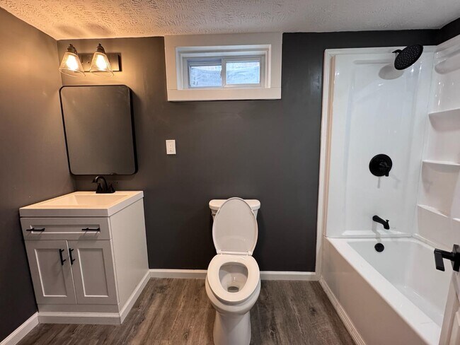 Building Photo - 2127 Winfield Ave