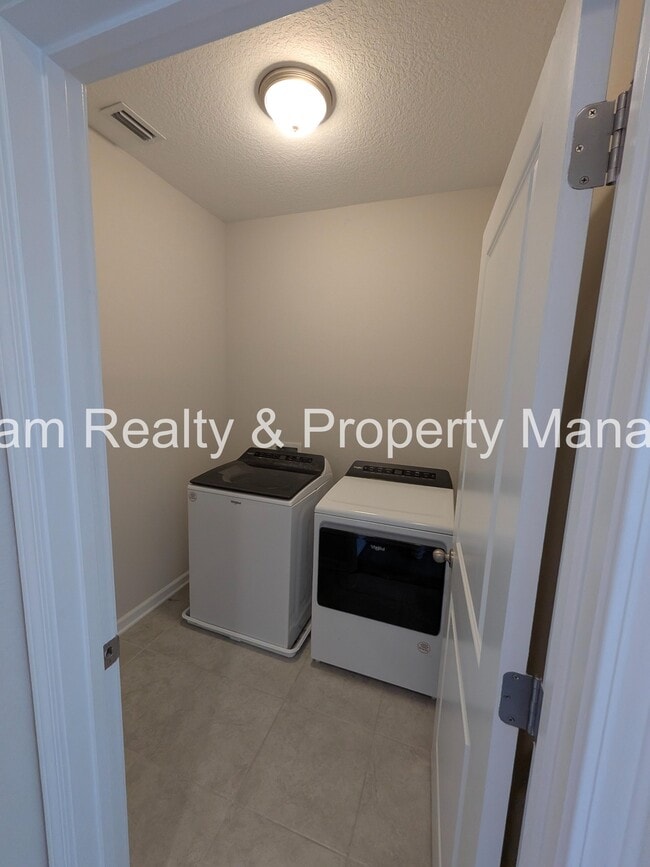 Building Photo - 100 Golden Fern Dr