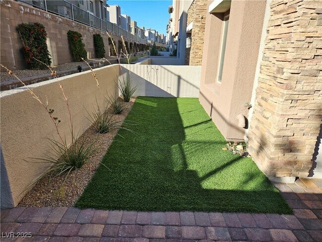 Building Photo - 600 N Carriage Hill Dr