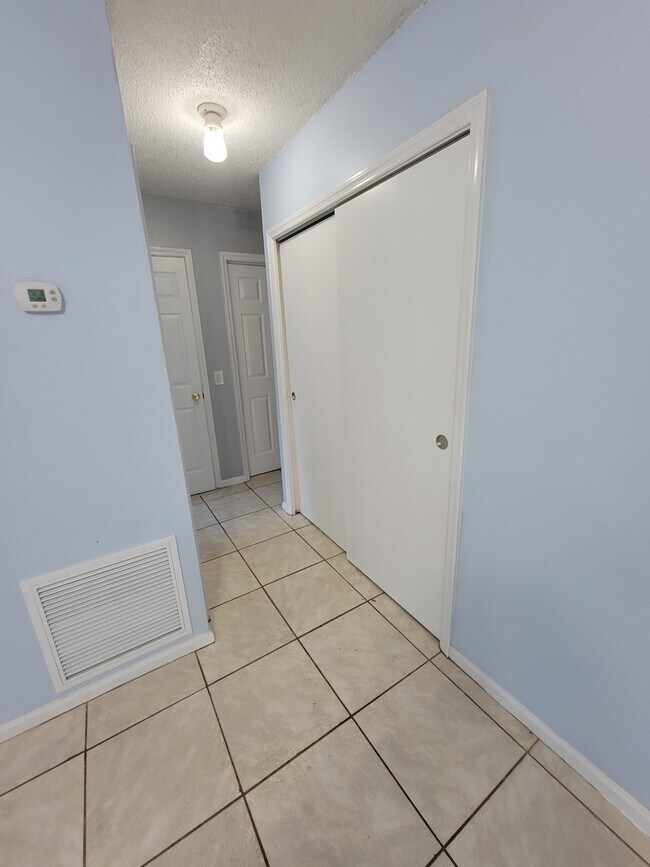 Building Photo - 4846 Royal Palm Ave