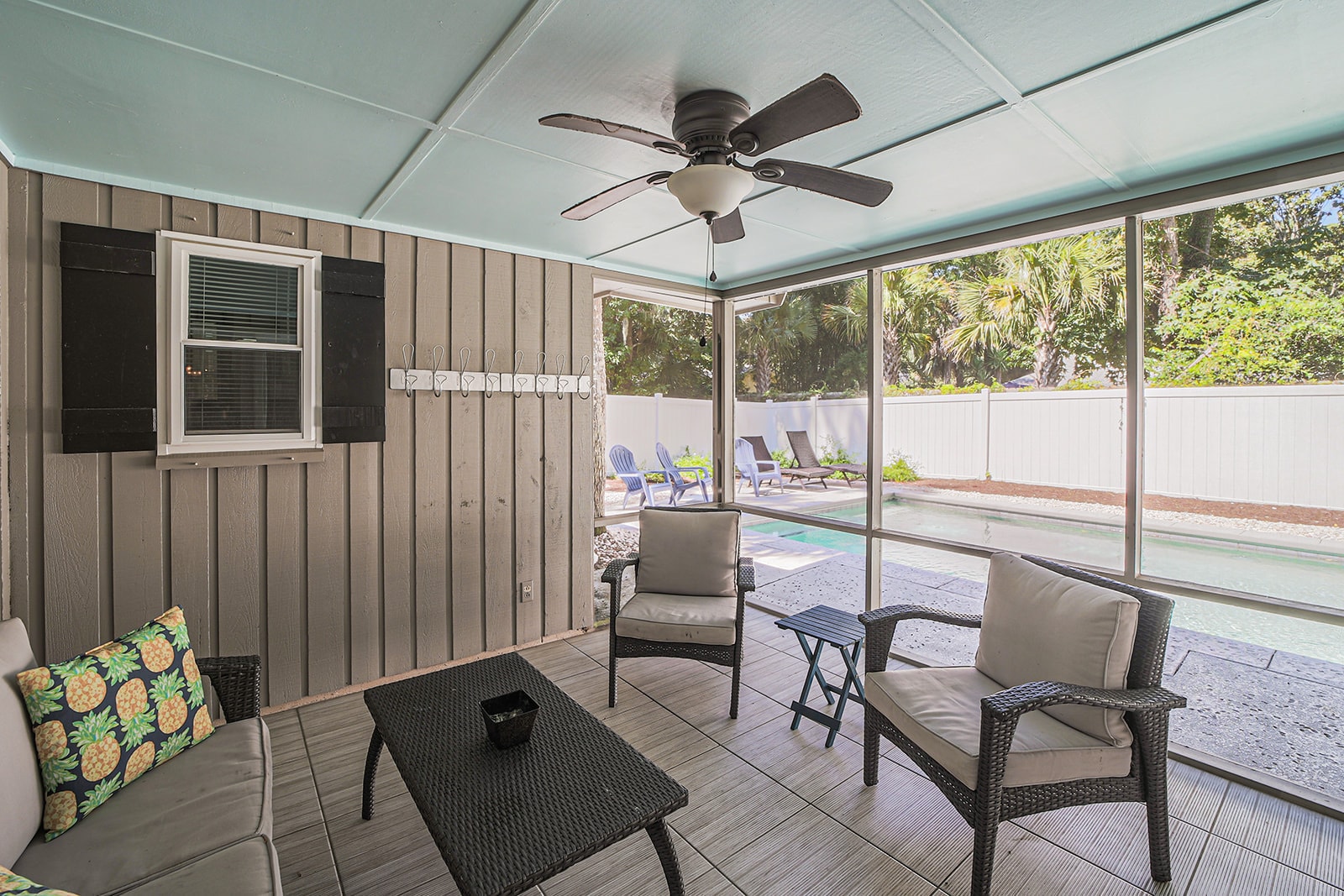 Screened-in patio - 16 Pelican St