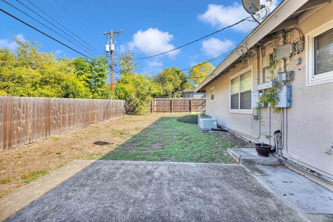 Building Photo - Oakhurst Duplex