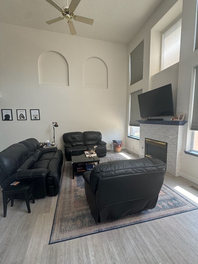 Building Photo - Fully Updated 3BR/2.5BA in Desirable Lampl...