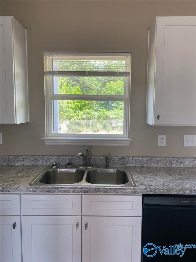 Building Photo - 223 Fern Bank Dr