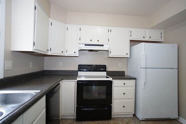 Building Photo - 3 Bedroom / 2 1/2 Bathroom.  Close to Campus.  On PHD bus route.