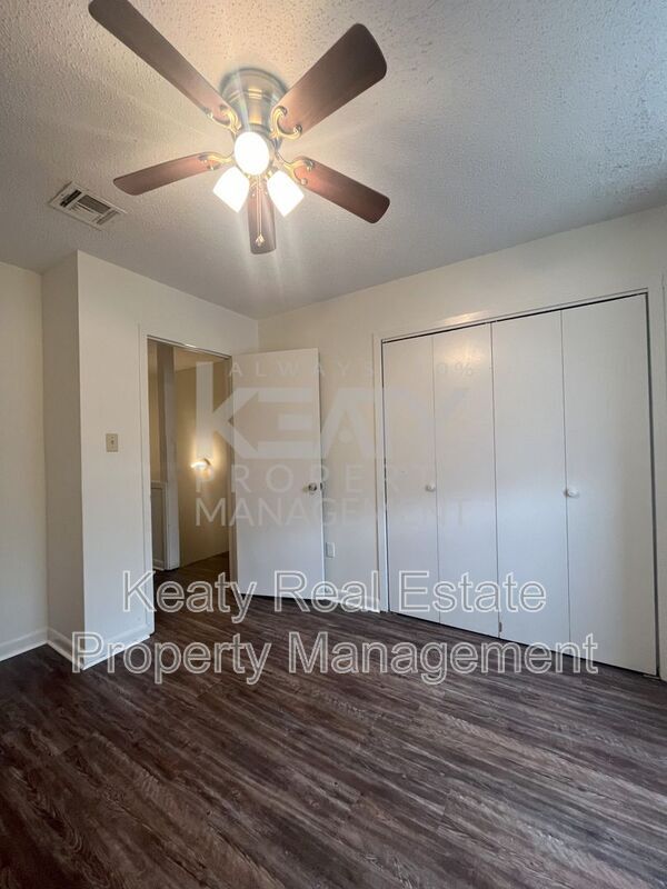 Building Photo - 125 Country Ln