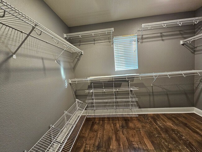 Building Photo - Beautiful and Expansive 4 Bed 3 Bath SFR by Buckley AFB