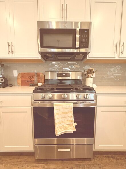 New Stove/Microwave - 306 Poinsett Bridge Way