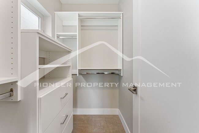 Building Photo - Spacious Townhouse with Washer/Dryer and G...