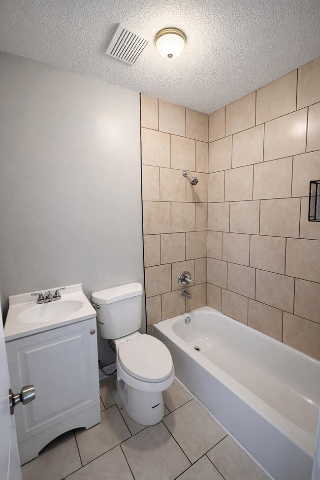 Building Photo - 318 Red Oak St