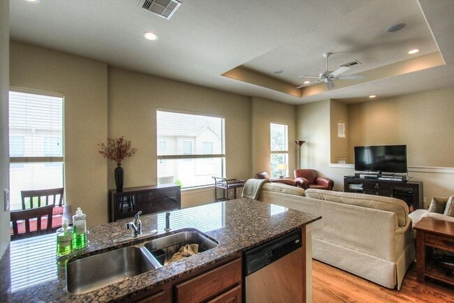 Building Photo - 3815 Center Plaza Dr