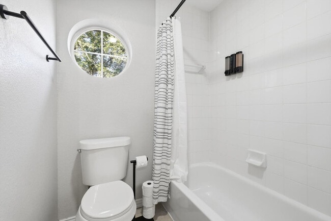 Building Photo - 2008 Vista Dr