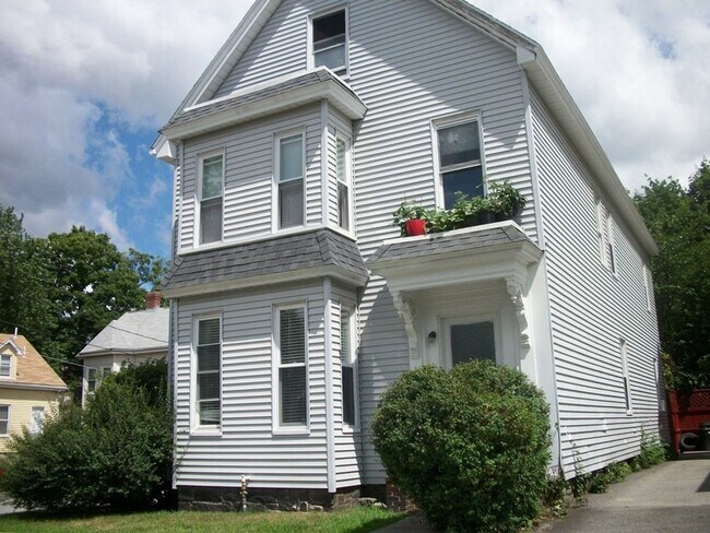 Building Photo - Spacious modern unit with great location in Southern Waltham available as early as 7/15/26