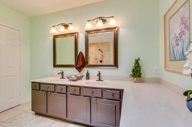 Building Photo - SFH 4-2