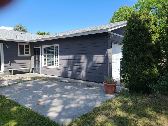Building Photo - House with Bonus Room & Garage