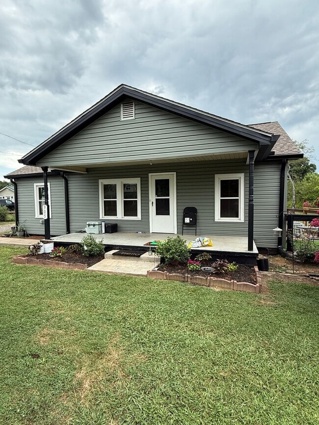 Primary Photo - Maryville 37801 - One-level, 3 bedroom, 1....