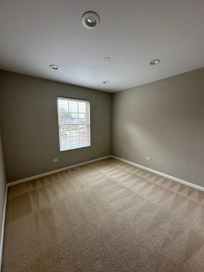 Building Photo - 1258 Lasser Dr