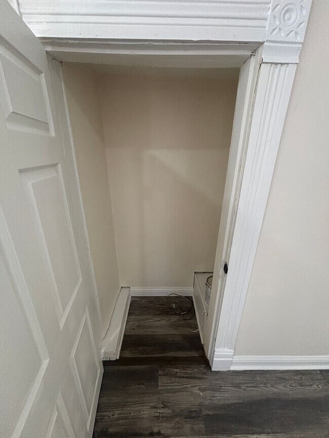 Building Photo - 715 1/2-570-572 E Main St