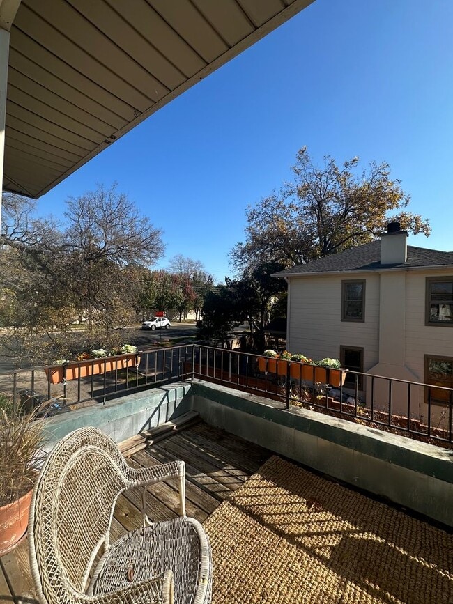 Building Photo - 1 bed 1 bath available for 2026!