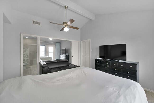 Building Photo - Fully Furnished 2 bedroom Lakefront with 1...