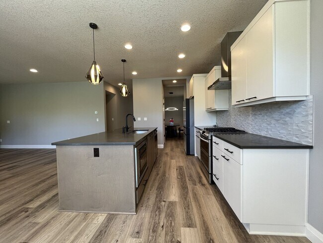 Building Photo - Elegant South Cooper Mountain Home with 4 Bedrooms, Bonus Room, Main-Level Suite & Designer Finishes