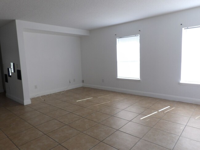 Building Photo - 4 Bedroom 2.5 Bath 2 Car garage Carole Arc...