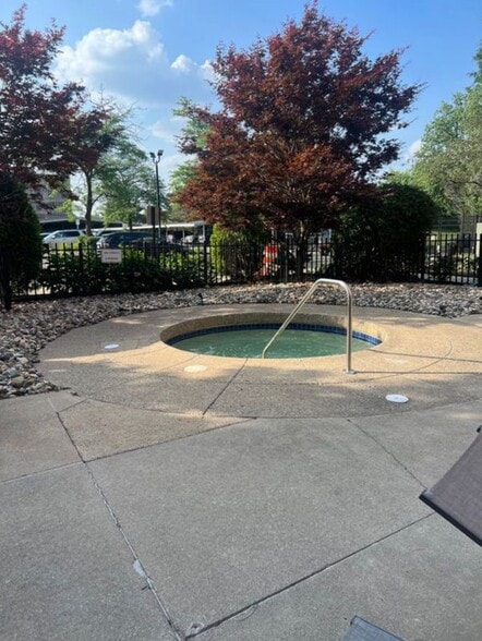 Building Photo - 6533 E Jefferson Ave